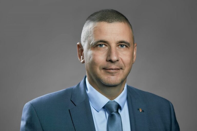 Ruszin-Szendi Laponyi Zsoltnak: Ha úgy gondolod április 12-e után, ha szeretnél még mundérban szolgálni, akkor biztos vagyok benne, hogy újra megtalálod a helyed a rendőrség kötelékében