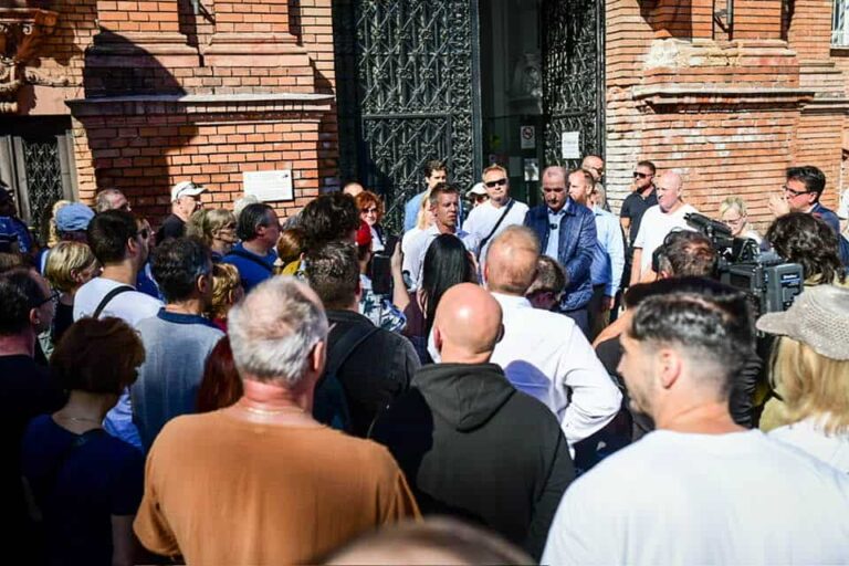 Magyar Péter: Az utcán akarták átvenni az adományokat a Szent János Kórházban