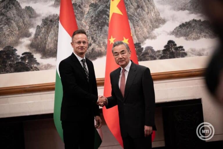 Szijjártó Péter: Magyarország a jó kínai-amerikai kapcsolatokban érdekelt