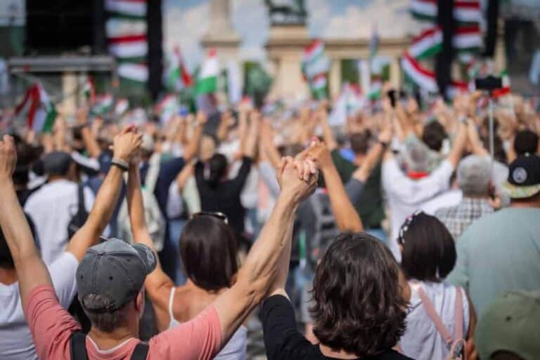 Závecz: 10 százalékkal vezet a Tisza Párt a Fidesz előtt, 2,6 milliós lehet a szavazótábora