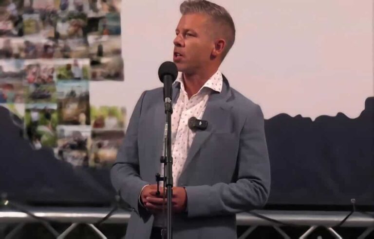 Könnyek, kétségbeesés, emberség: Magyar Péter szívszorító pillanata Szolnokon