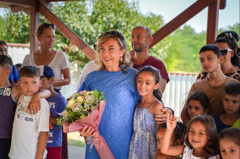 Rost Andrea – a hang, amely hidat épít művészet, nők és közösség között