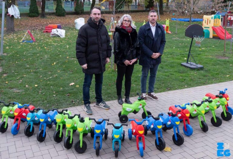 A Fidesz politikusai osztogatták a bölcsődéknek az állami pénzből vett nyuszimotorokat – kampánygyanús akciók országszerte