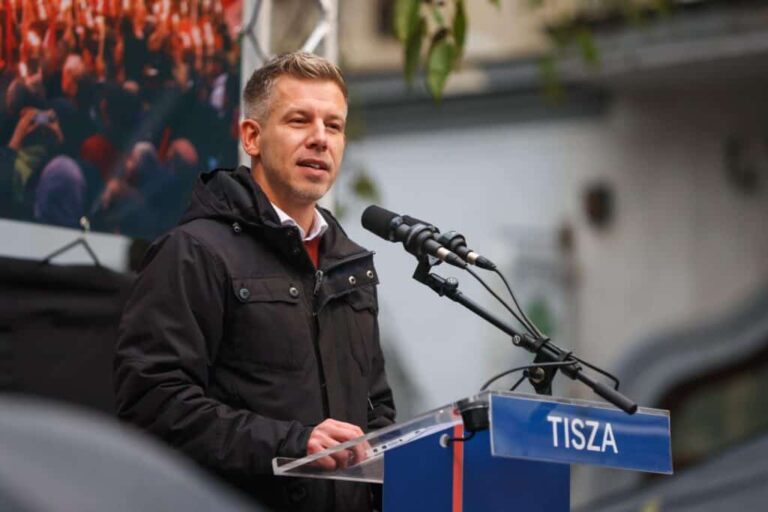 Hangfelvétel is bizonyítja, hogy Alkotmányvédelmi Hivatal figyelni akarta Magyar Pétert – újabb súlyos állítások a titkosszolgálat működéséről