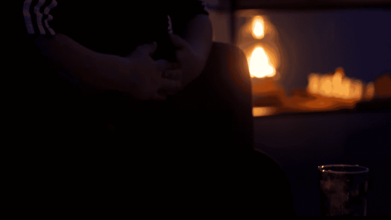 „Én ezt nem fogom kibírni” – egy gyermekotthonból elszökött 11 éves fiú történetét mutatta be Magyar Péter és Bódis Kriszta