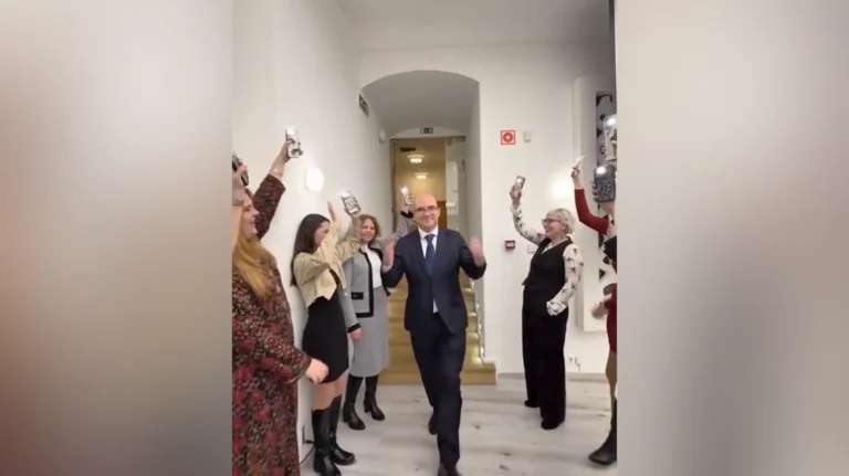 Gyerekekre vadásznak, és TikTok-videón bohóckodnak? – Elég volt a kormányi hallgatásból!