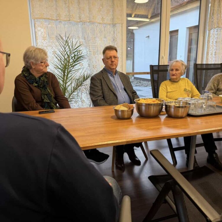 Fidesz kampány Rácalmáson: szobafórum békéről és biztonságról, miközben a Tisza Párt országjárása tömegeket mozgat