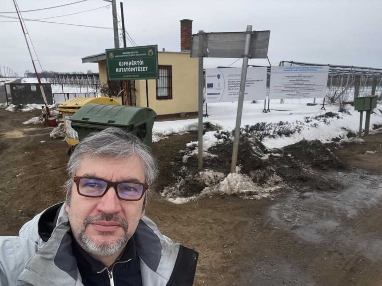 Nem engedték be Hadházy Ákost a 3,7 milliárdból épült újfehértói almakutató területére