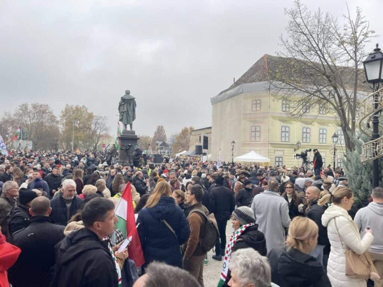 Késeléssel fenyegette a Tisza aktivistáit egy férfi Budapesten