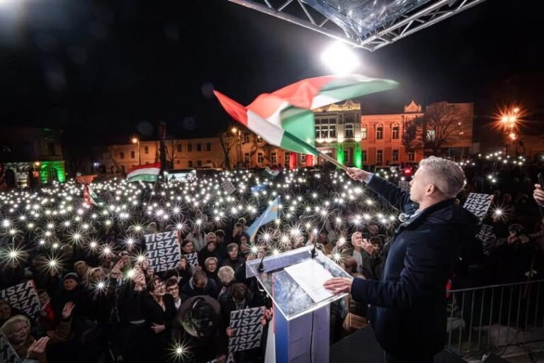 Magyar Péter felkérdezte Orbán Viktort az ukrán zászlós akcióról –   tömegek a Tisza országjárásán