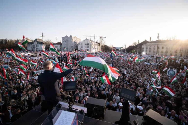 Magyar Péter megmutatta az ünneplő tömeg méretét