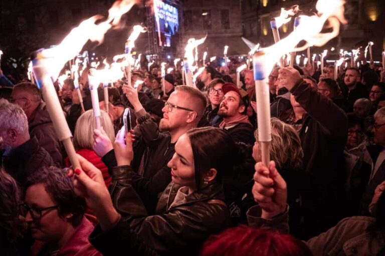 Robban a botrány: az Alkotmányvédelmi Hivatal hallgatása csak tovább erősíti a Tisza Párt elleni titkos akció gyanúját